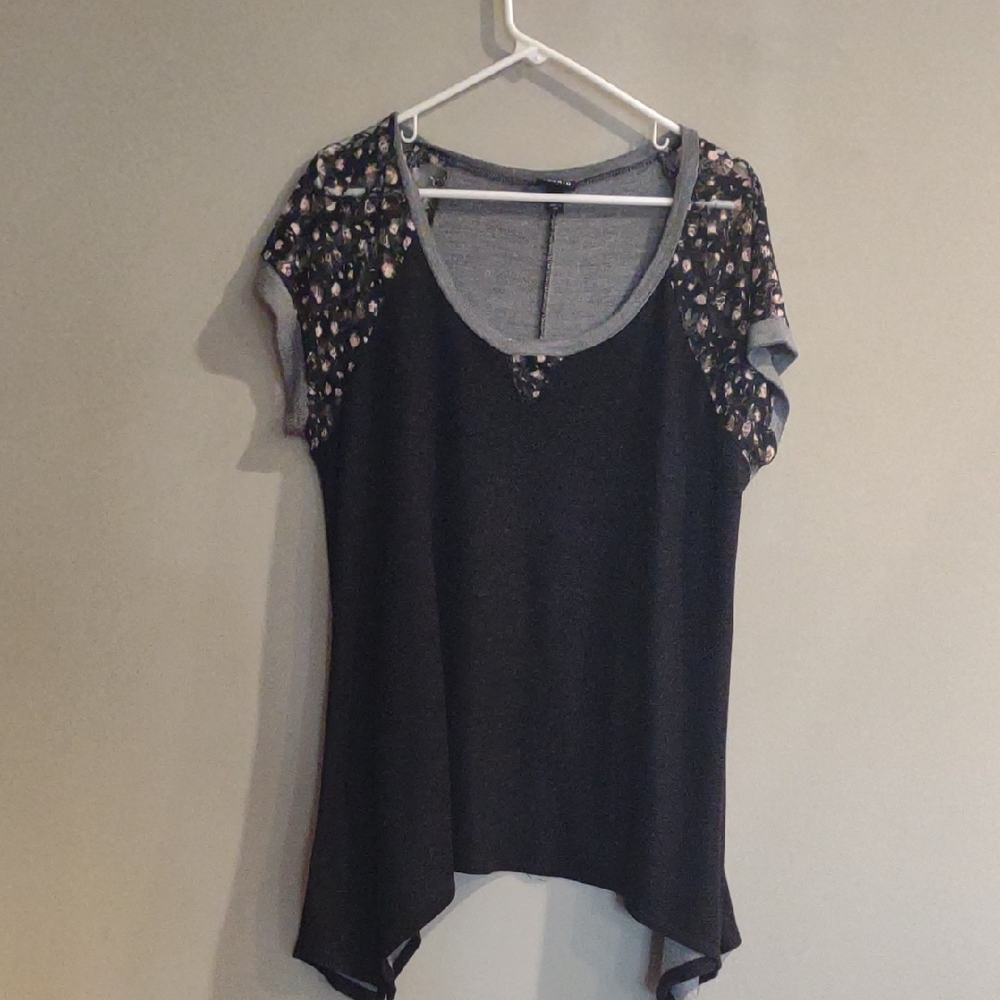 Torrid Women's‎ 0 Black Tunic Top with Floral Short Sleeves